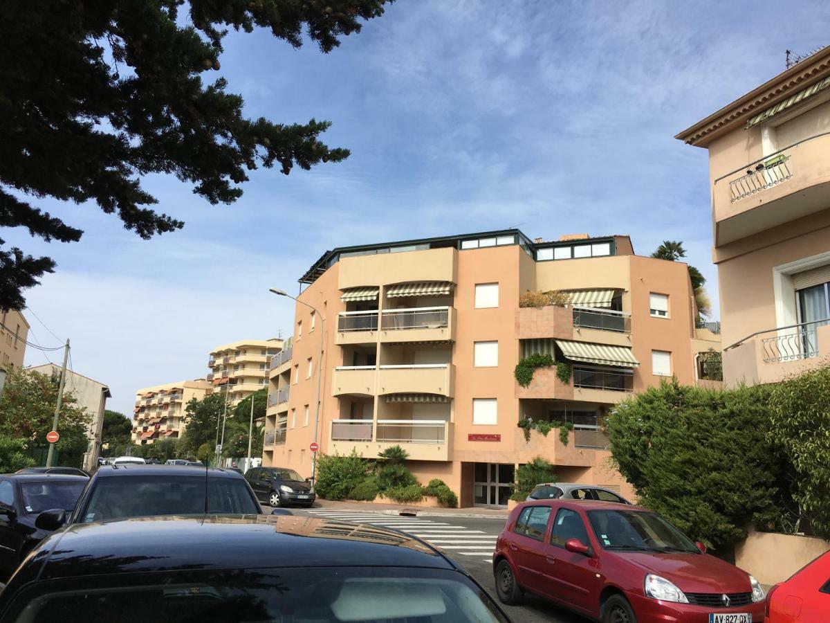 Les Pins Maritimes Apartment เฟรฌูส ภายนอก รูปภาพ